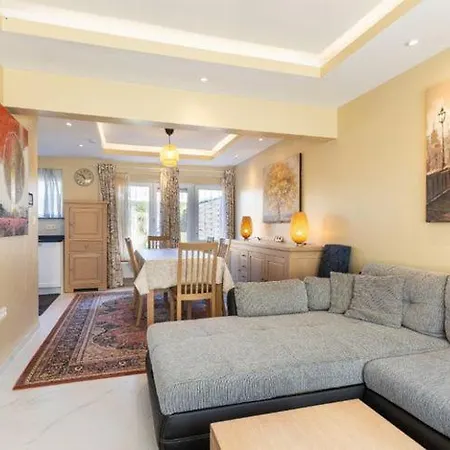 Holiday home Cosy House With 3 And Garden Near